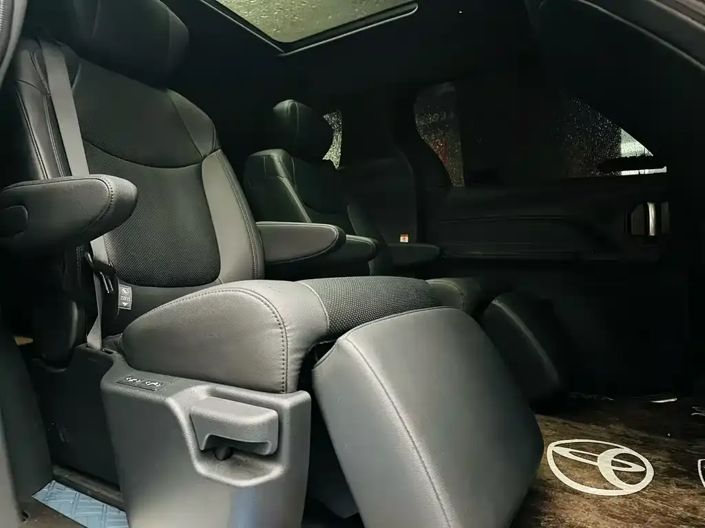 Toyota Granvia — фото 2