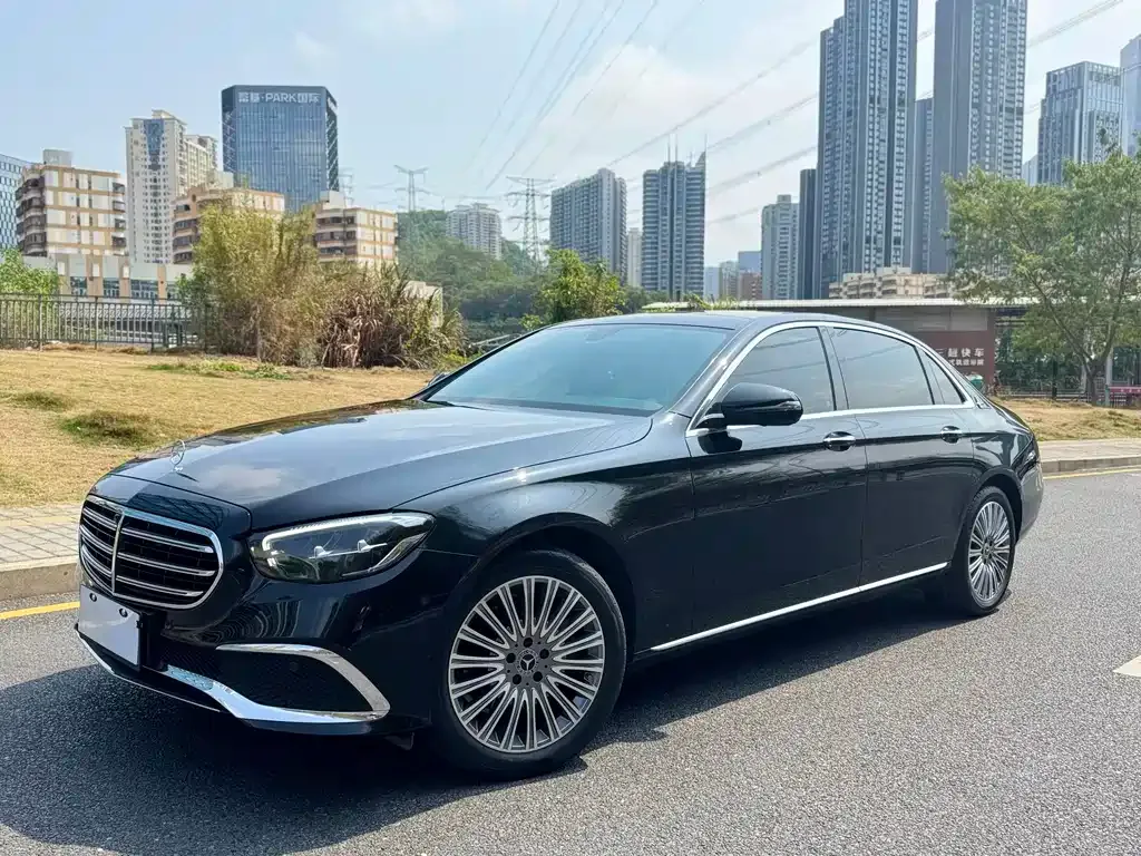 Mercedes-Benz E-Class — фото 1