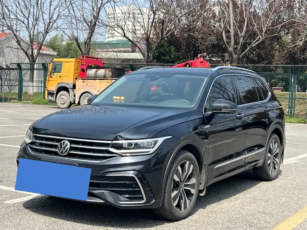 Volkswagen Tiguan L — фото 1
