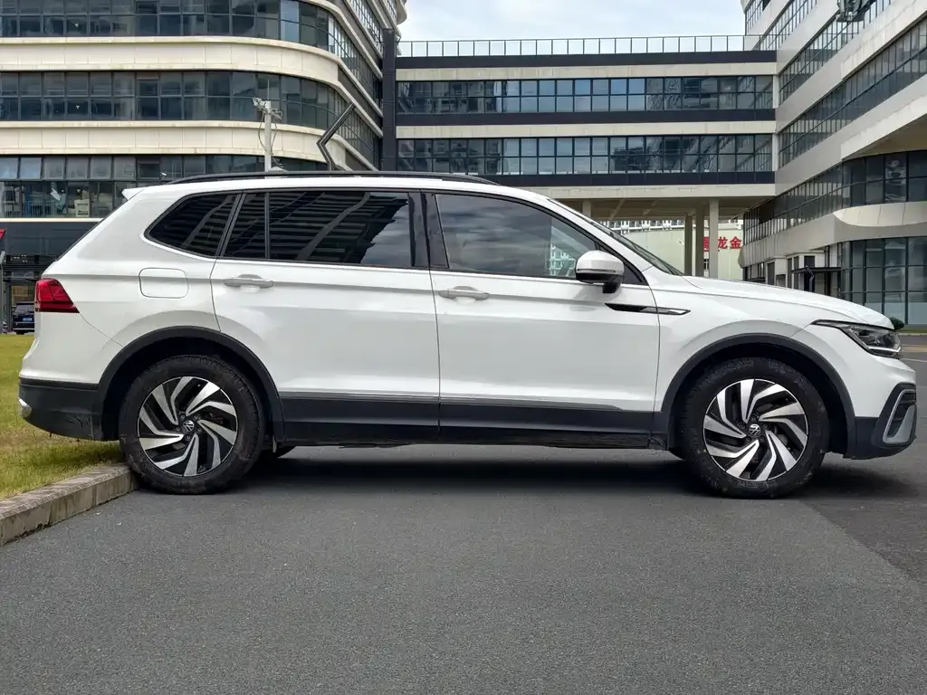 Volkswagen Tiguan L 2022 из CN, фото 5