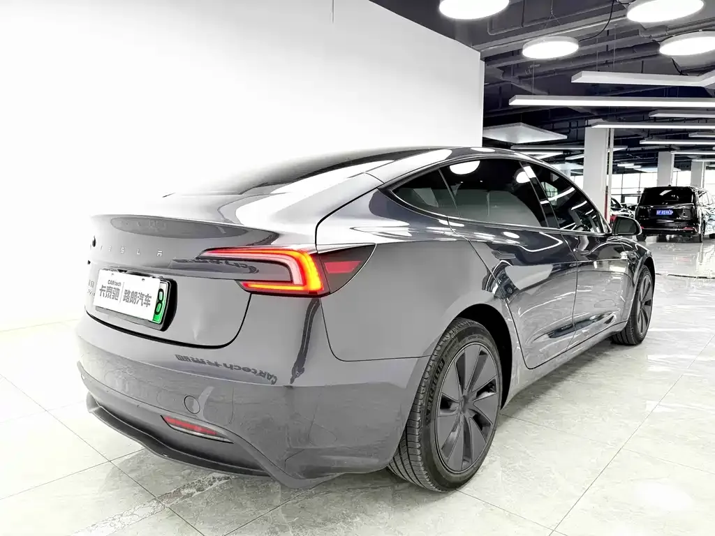 Tesla Model 3 — фото 5