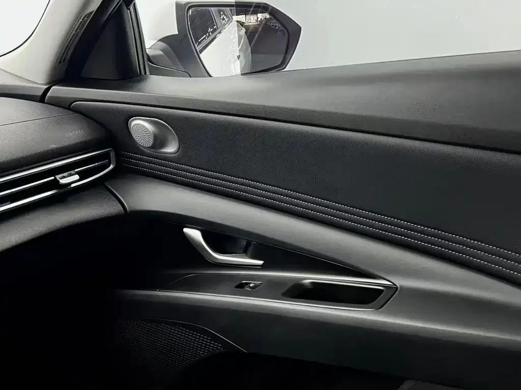 Hyundai Elantra 2023 из CN, фото 2
