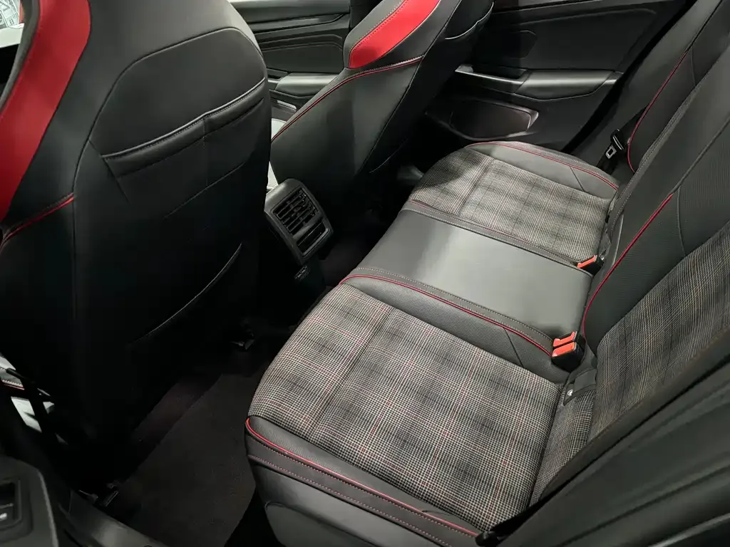 Volkswagen Golf GTI — фото 6