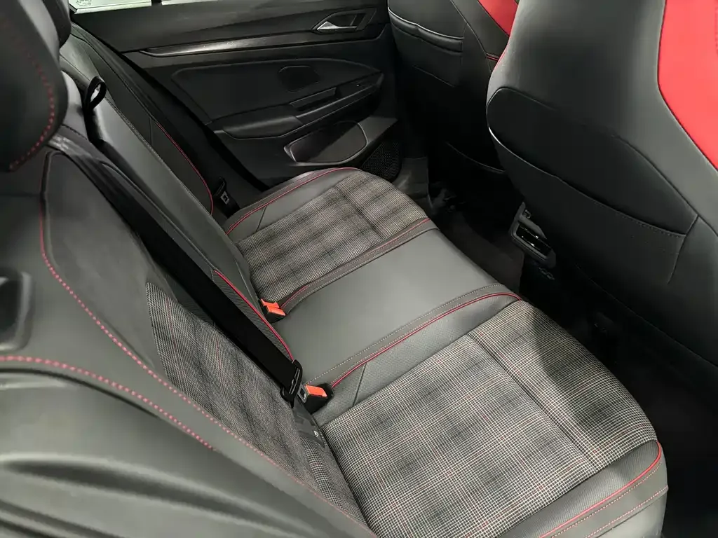 Volkswagen Golf GTI — фото 10