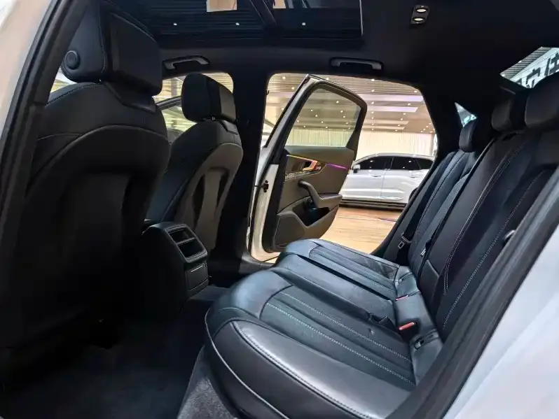 Audi A4L 2023 из CN, фото 2