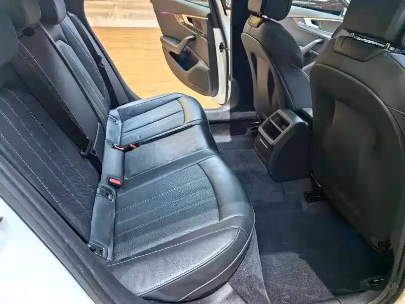 Audi A4L 2023 из CN, фото 5