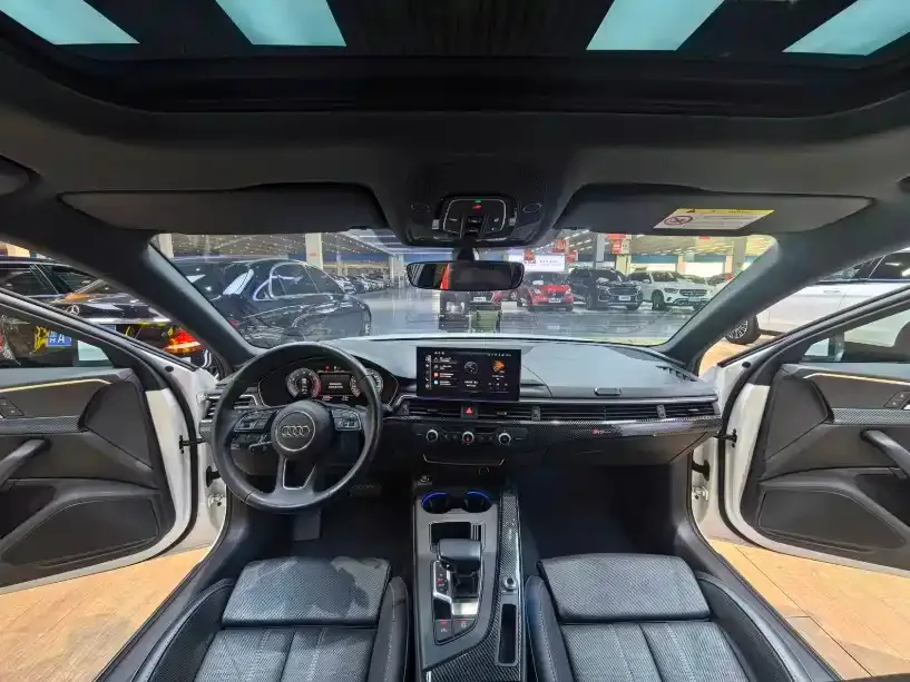 Audi A4L 2023 из CN, фото 4