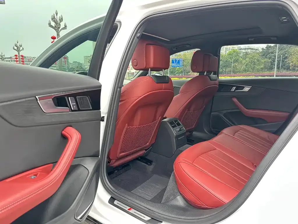 Audi A4L 2024 из CN, фото 2