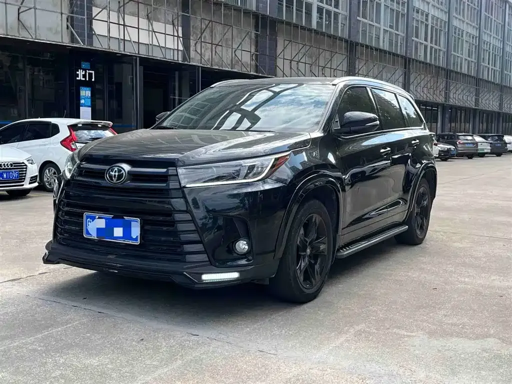 Toyota Highlander — фото 1
