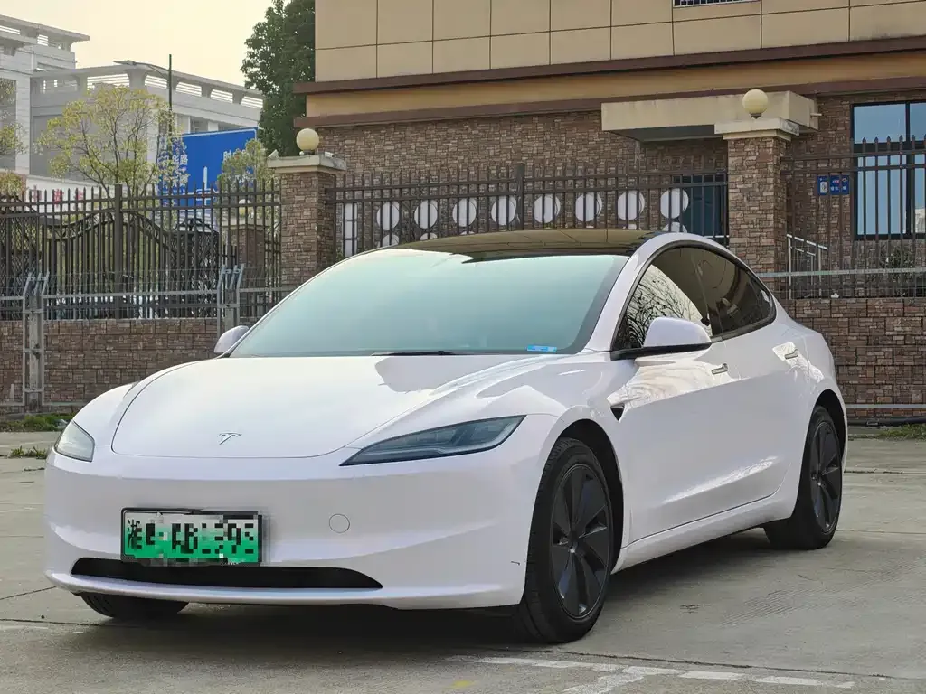 Tesla Model 3 — фото 1