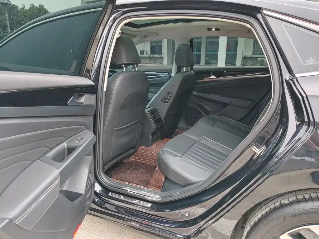 Volkswagen Passat 2023 из CN, фото 7