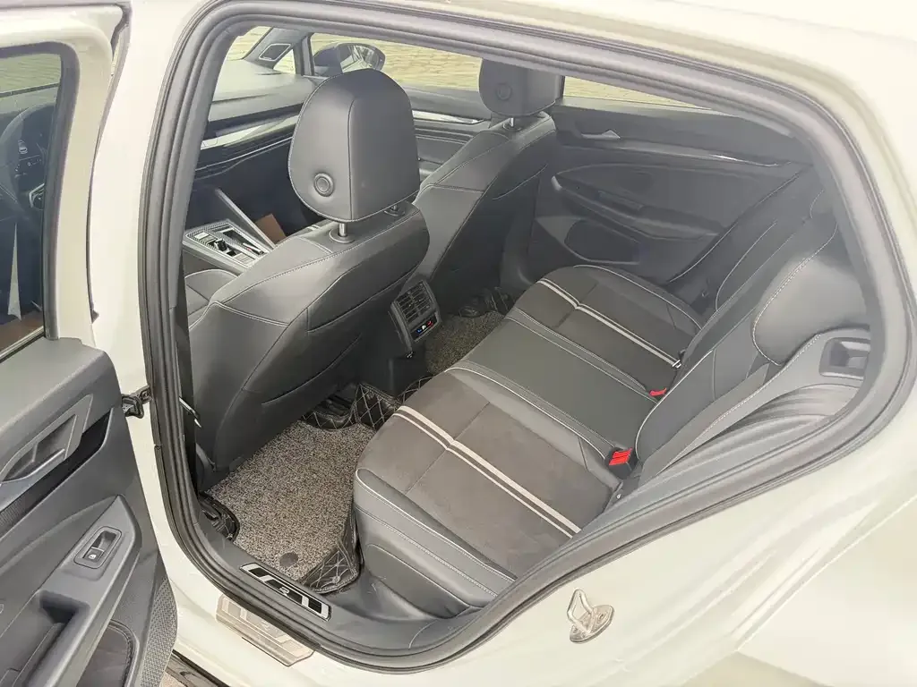 Volkswagen Golf 2021 из CN, фото 2