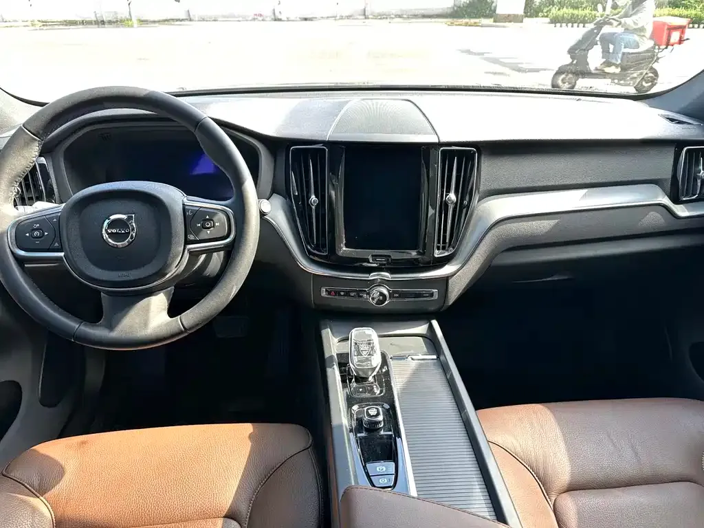 Volvo XC60 — фото 7