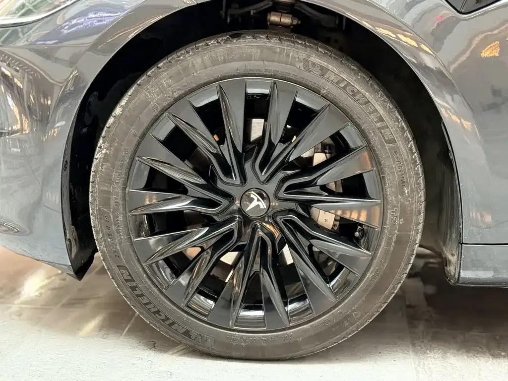 Tesla Model 3 — фото 7