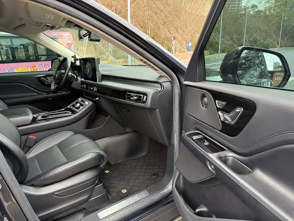 Lincoln Aviator 2023 из CN, фото 2