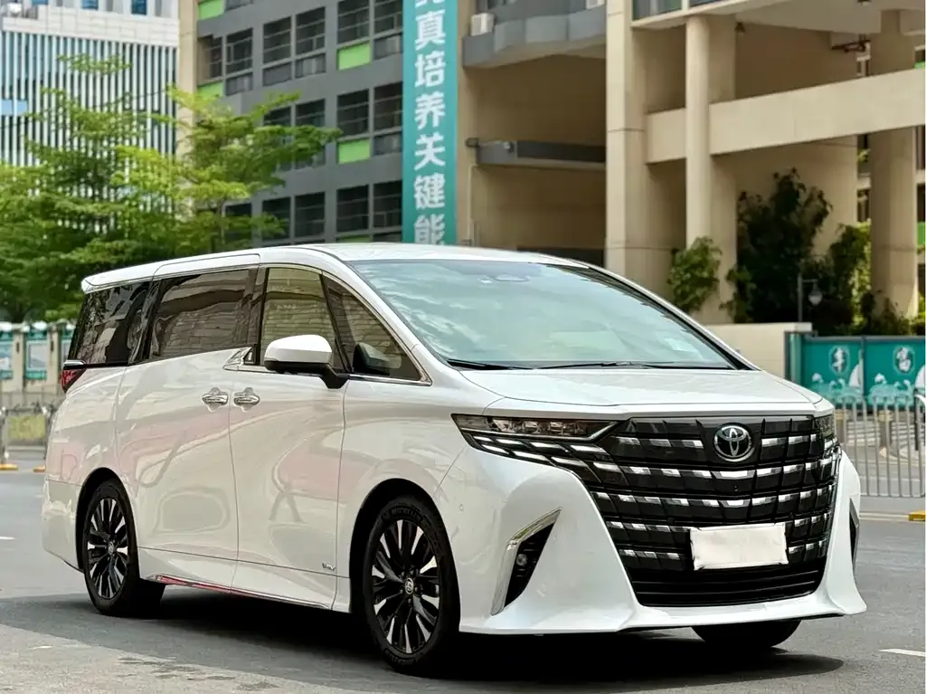 Toyota Alphard — фото 1