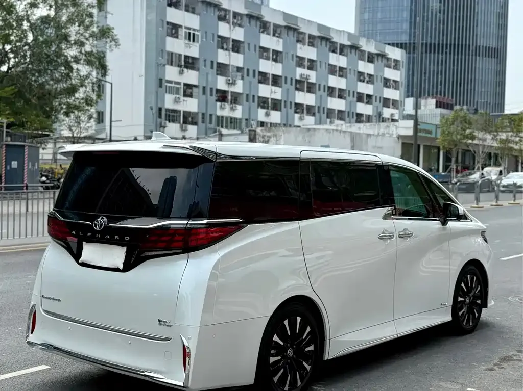 Toyota Alphard — фото 4