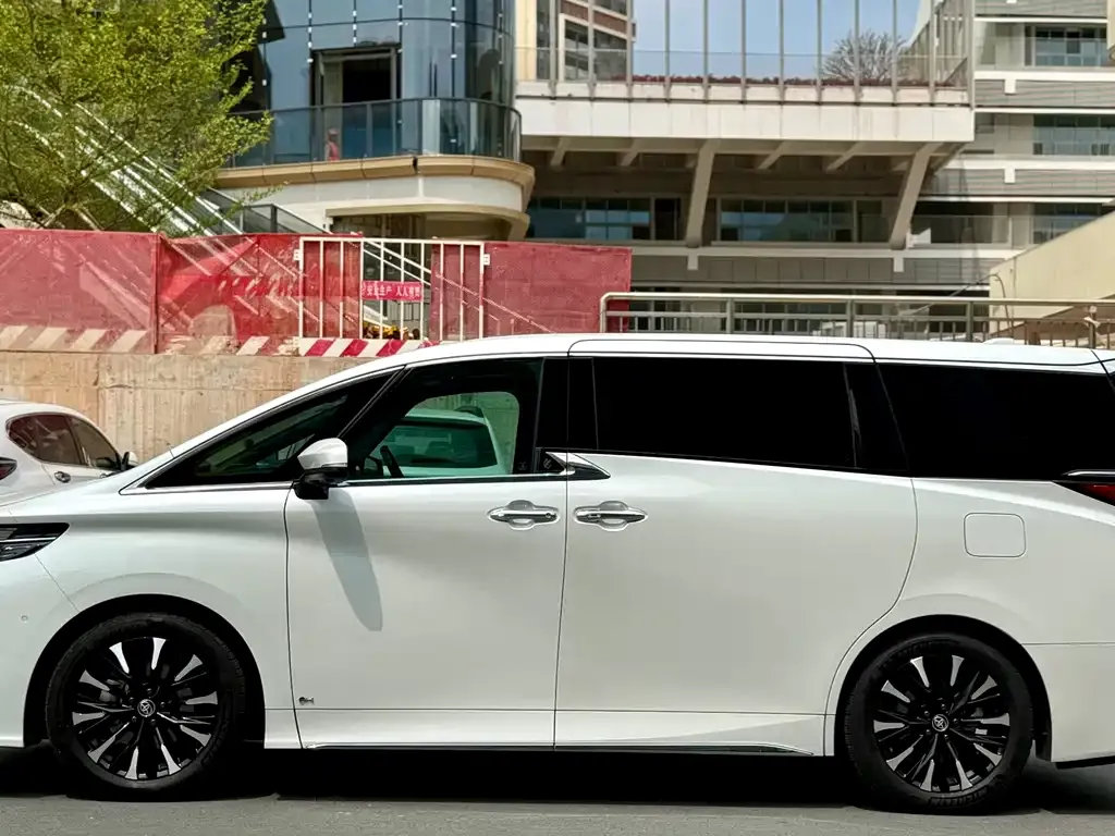 Toyota Alphard — фото 9