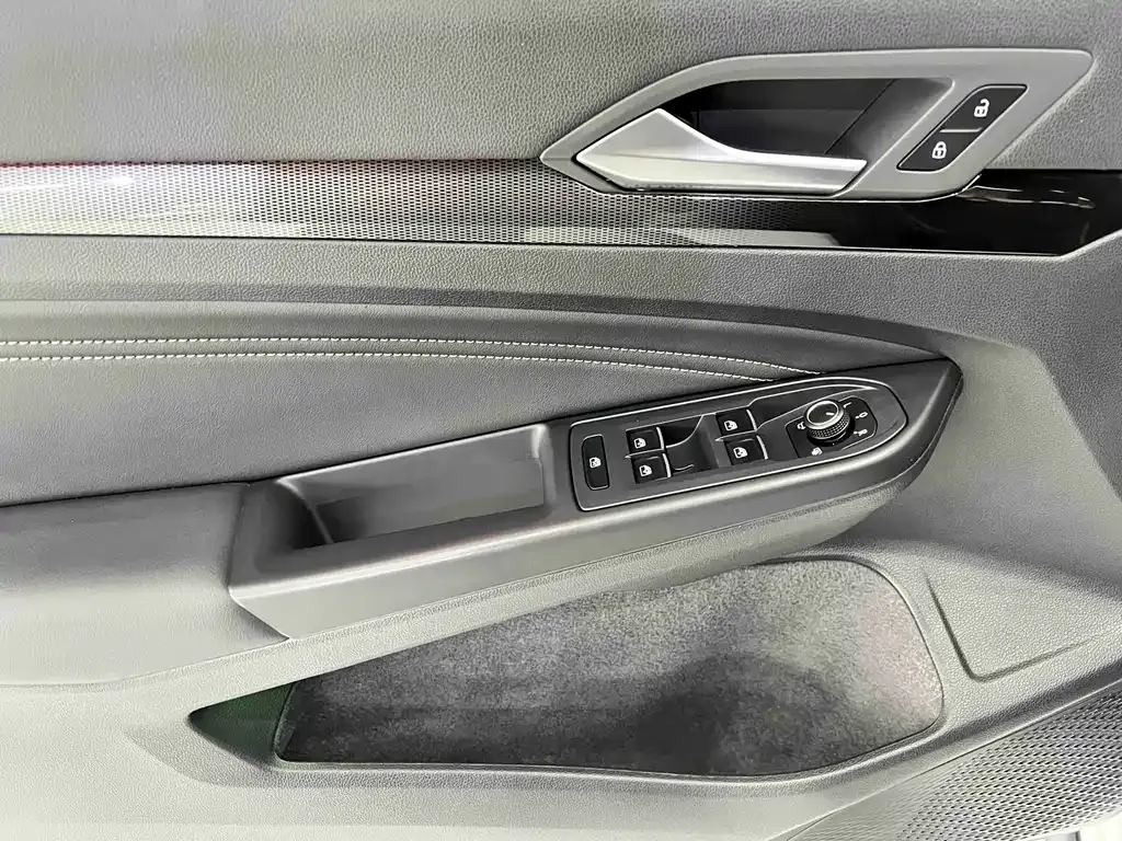 Volkswagen Golf 2023 из CN, фото 10