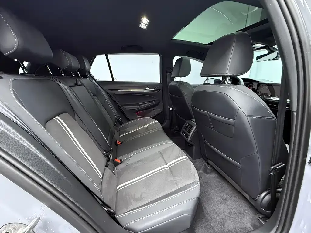 Volkswagen Golf 2023 из CN, фото 9