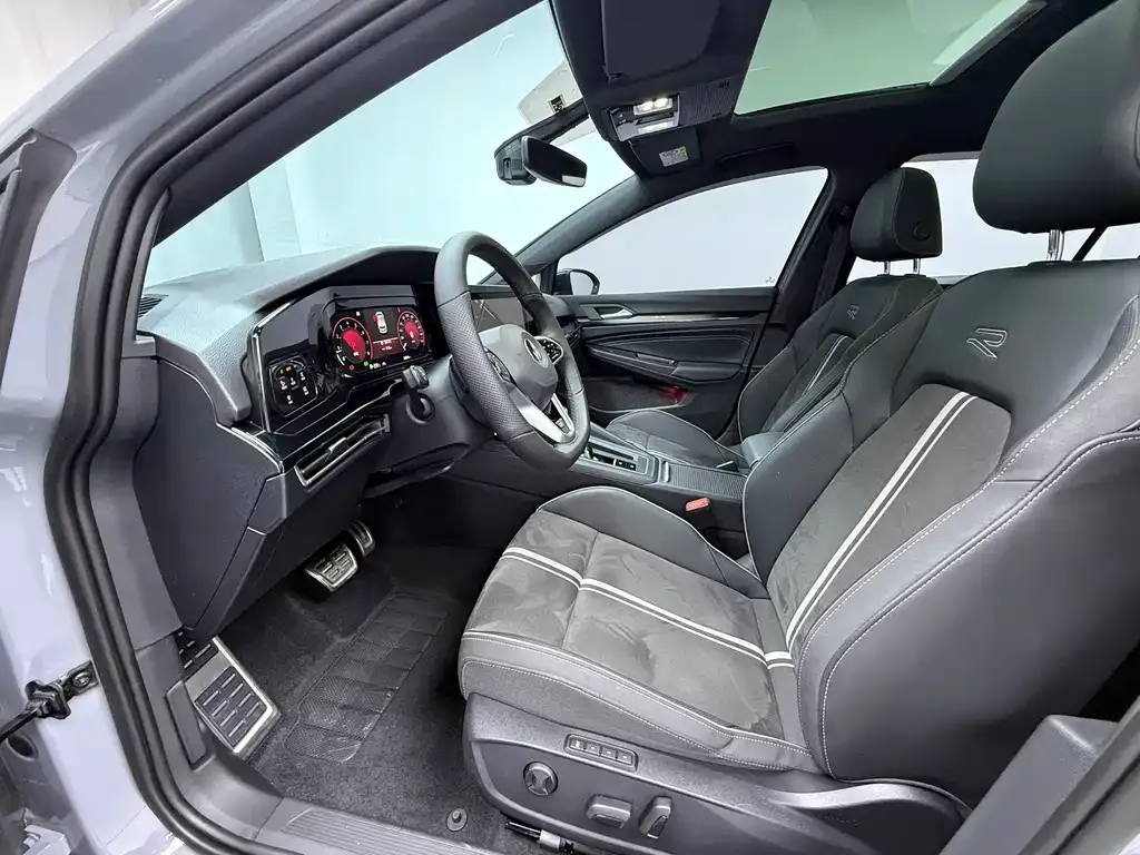 Volkswagen Golf 2023 из CN, фото 3