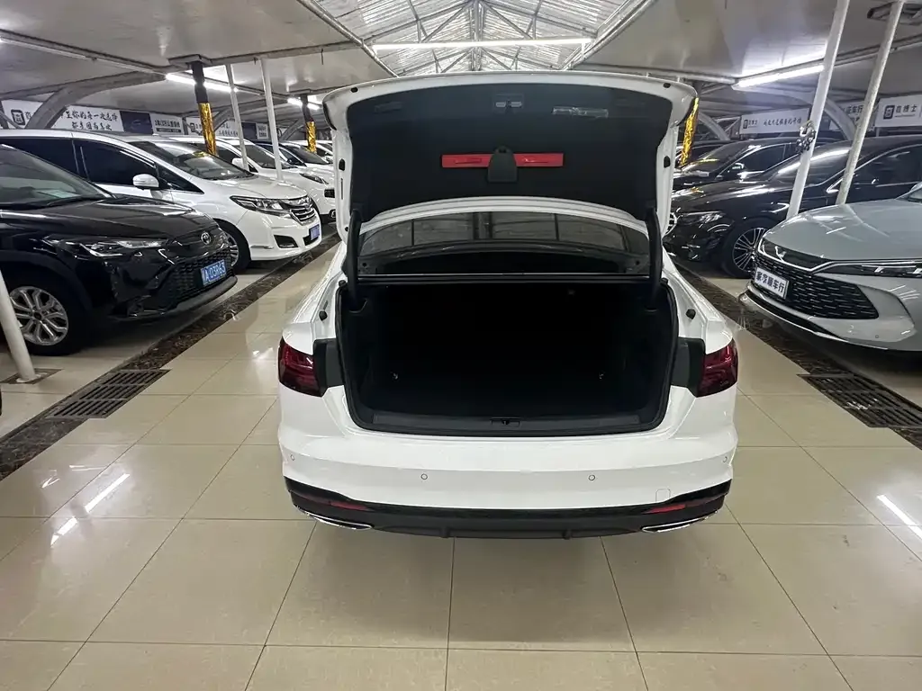 Audi A4L 2023 из CN, фото 3