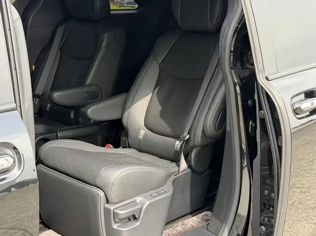 Toyota Sienna 2022 из CN, фото 3
