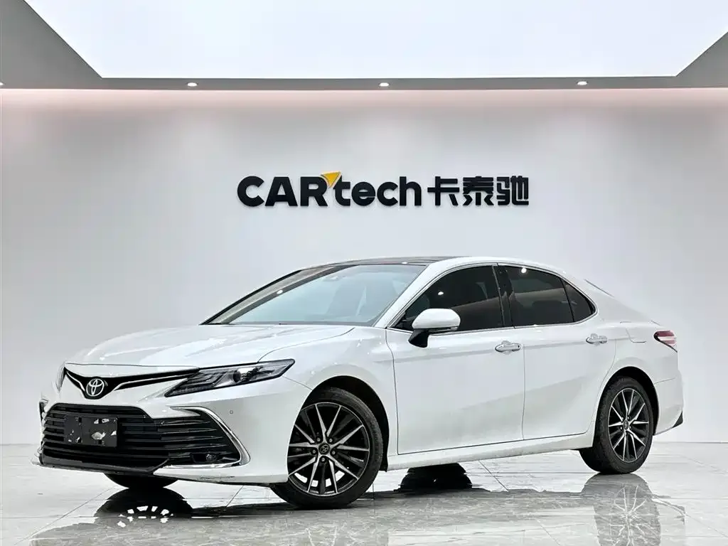 Toyota Camry — фото 1