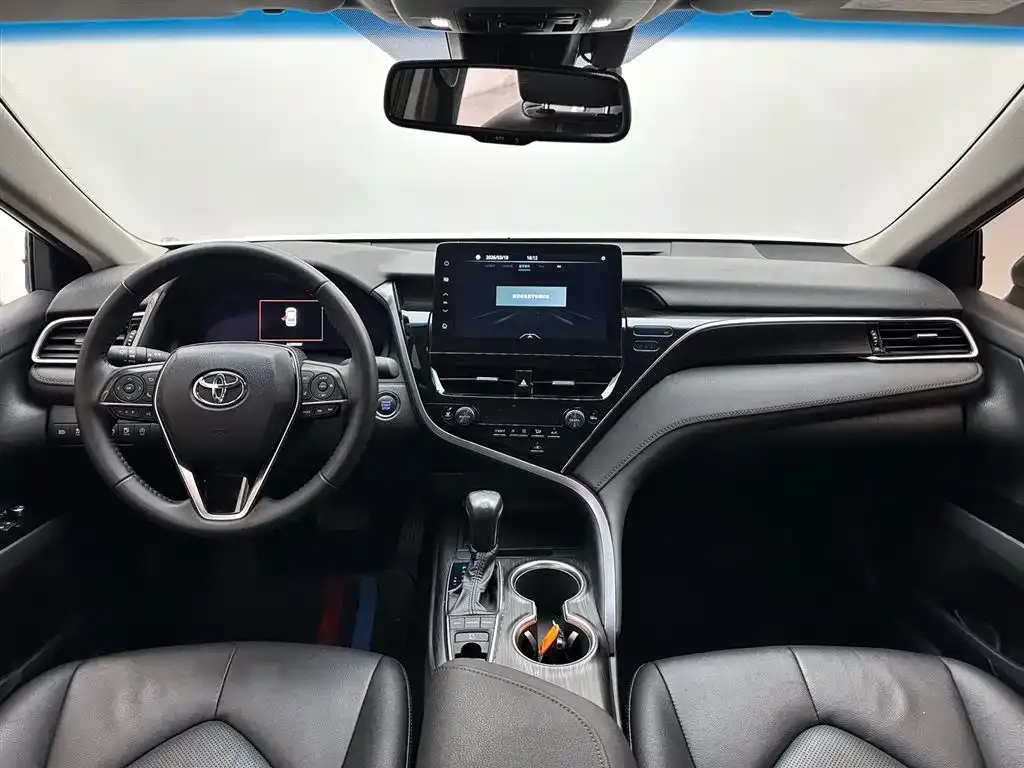 Toyota Camry — фото 9