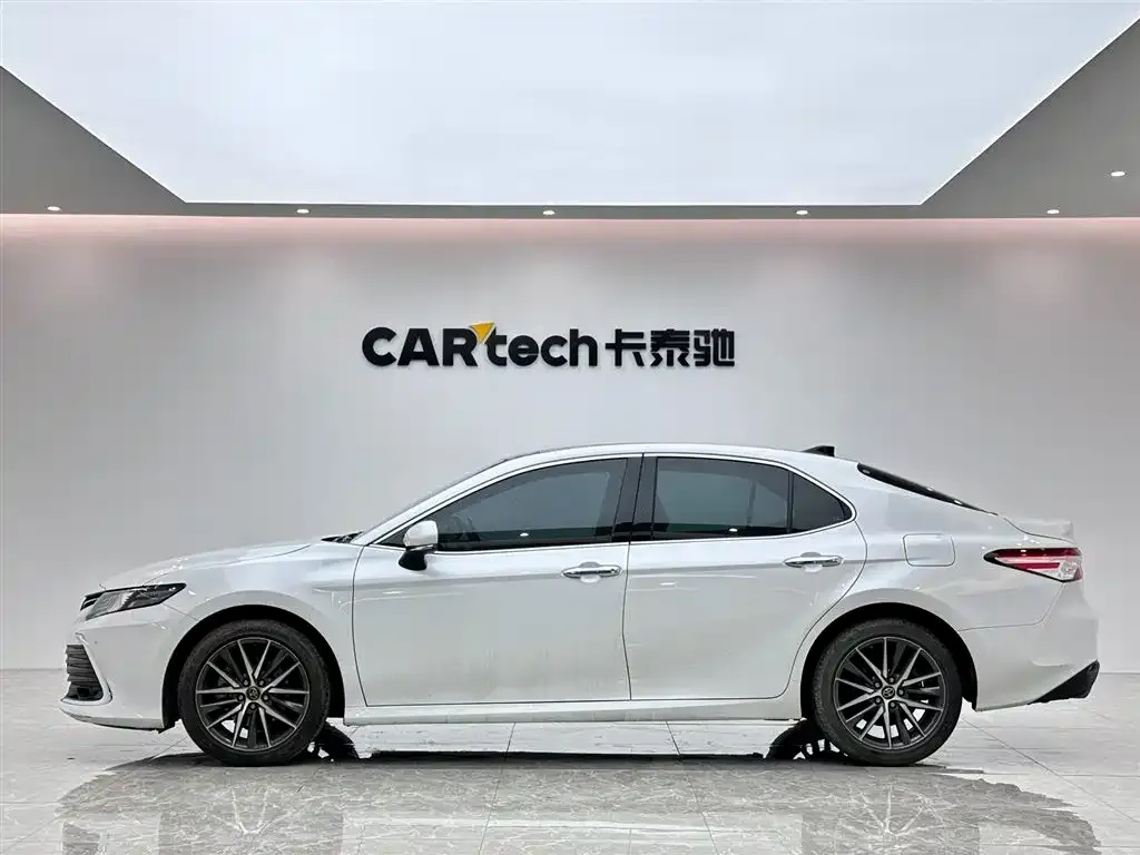Toyota Camry — фото 5