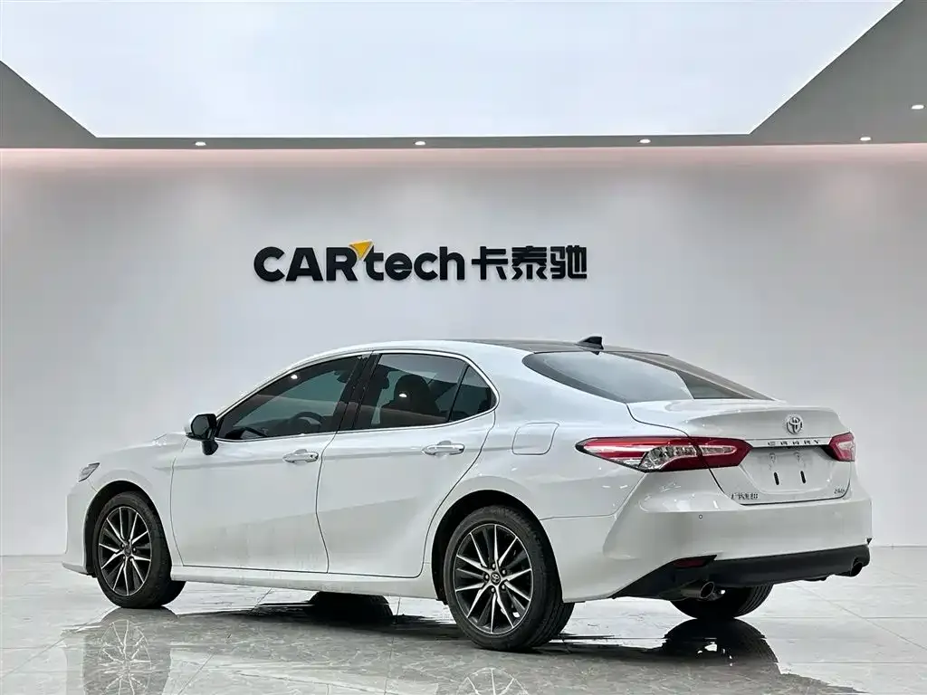 Toyota Camry — фото 10