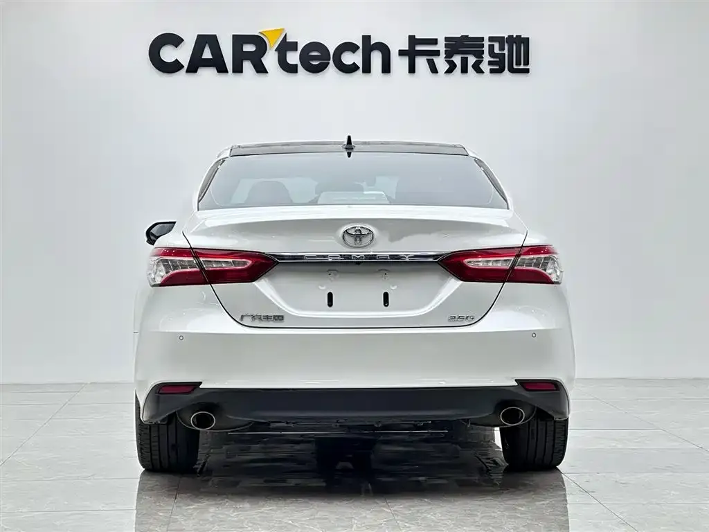 Toyota Camry — фото 2
