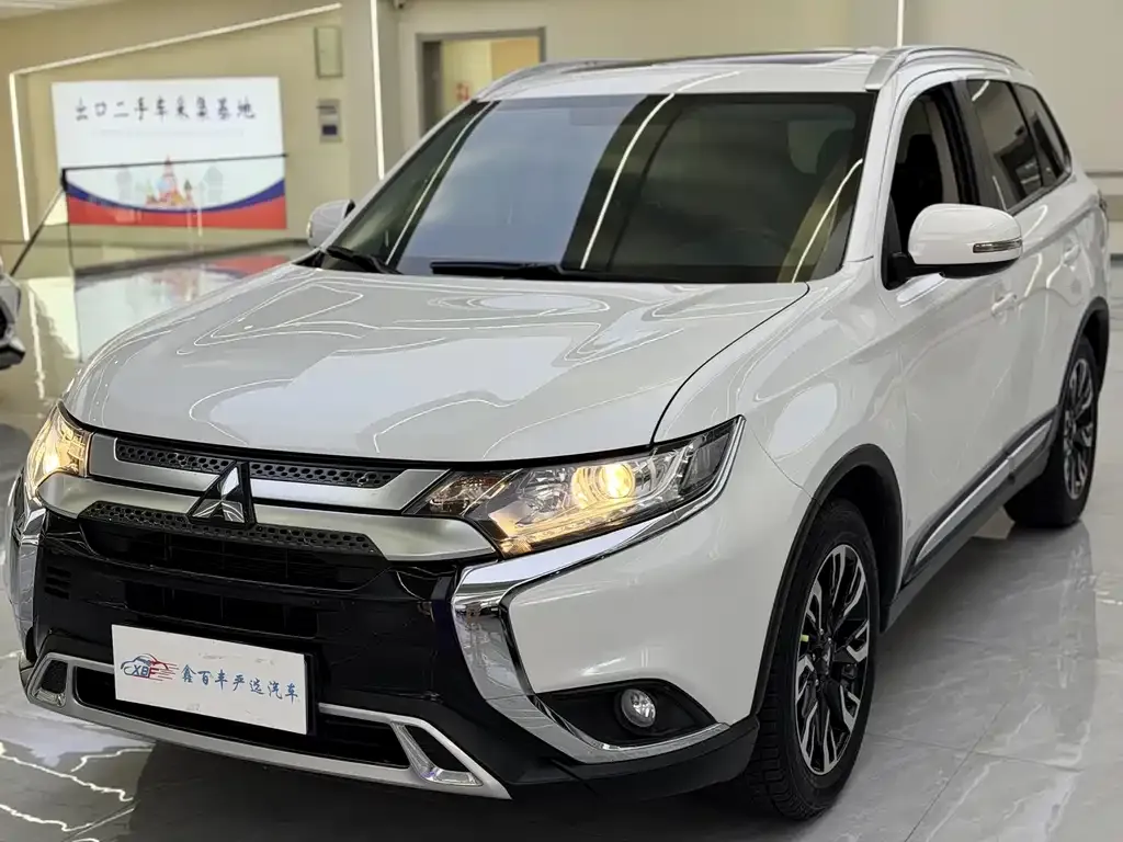 Mitsubishi Outlander — фото 1