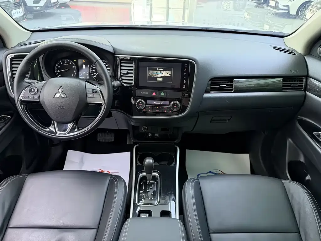 Mitsubishi Outlander — фото 4