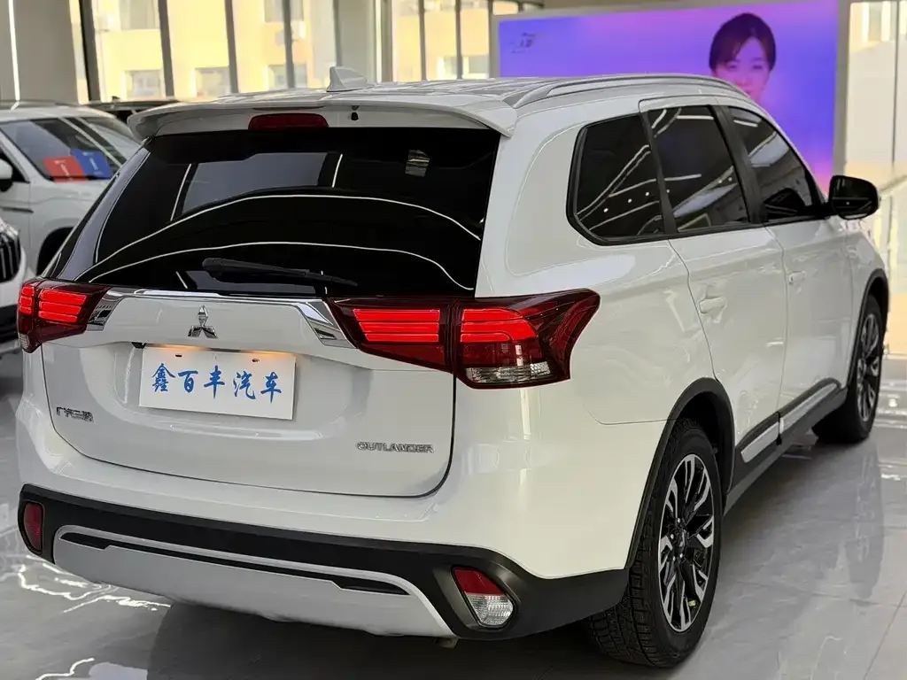 Mitsubishi Outlander — фото 7