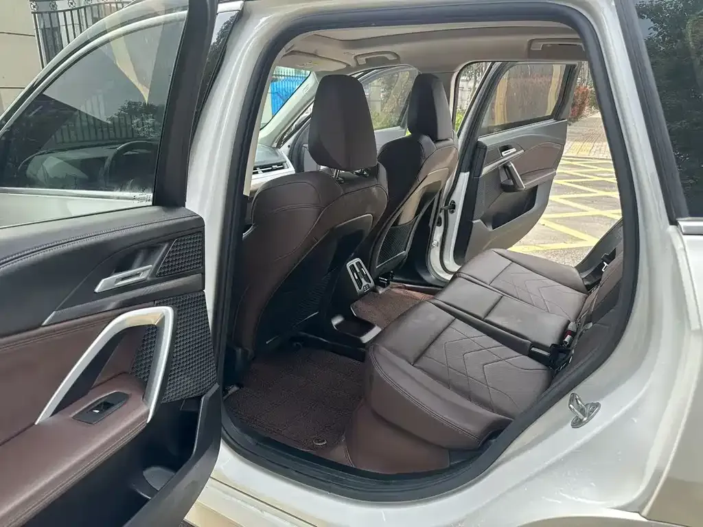 BMW iX1 2024 из CN, фото 4