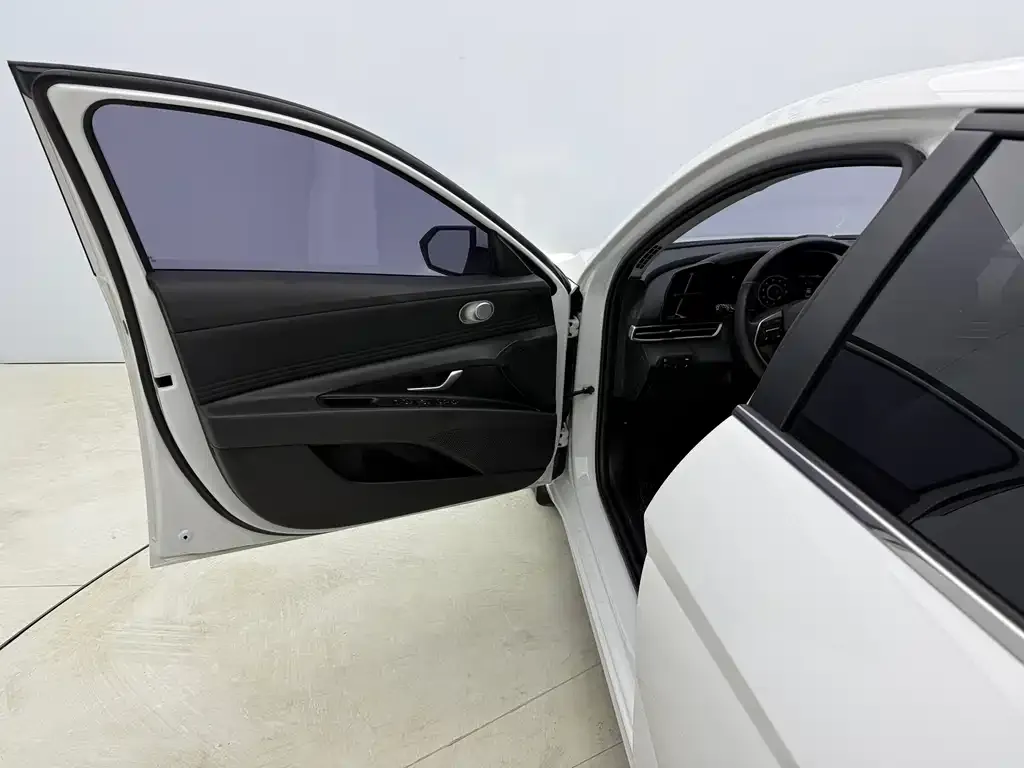 Hyundai Elantra — фото 2