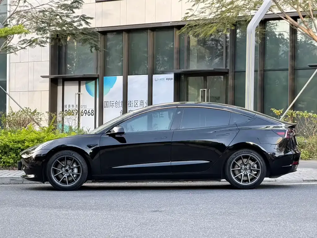 Tesla Model 3 — фото 10