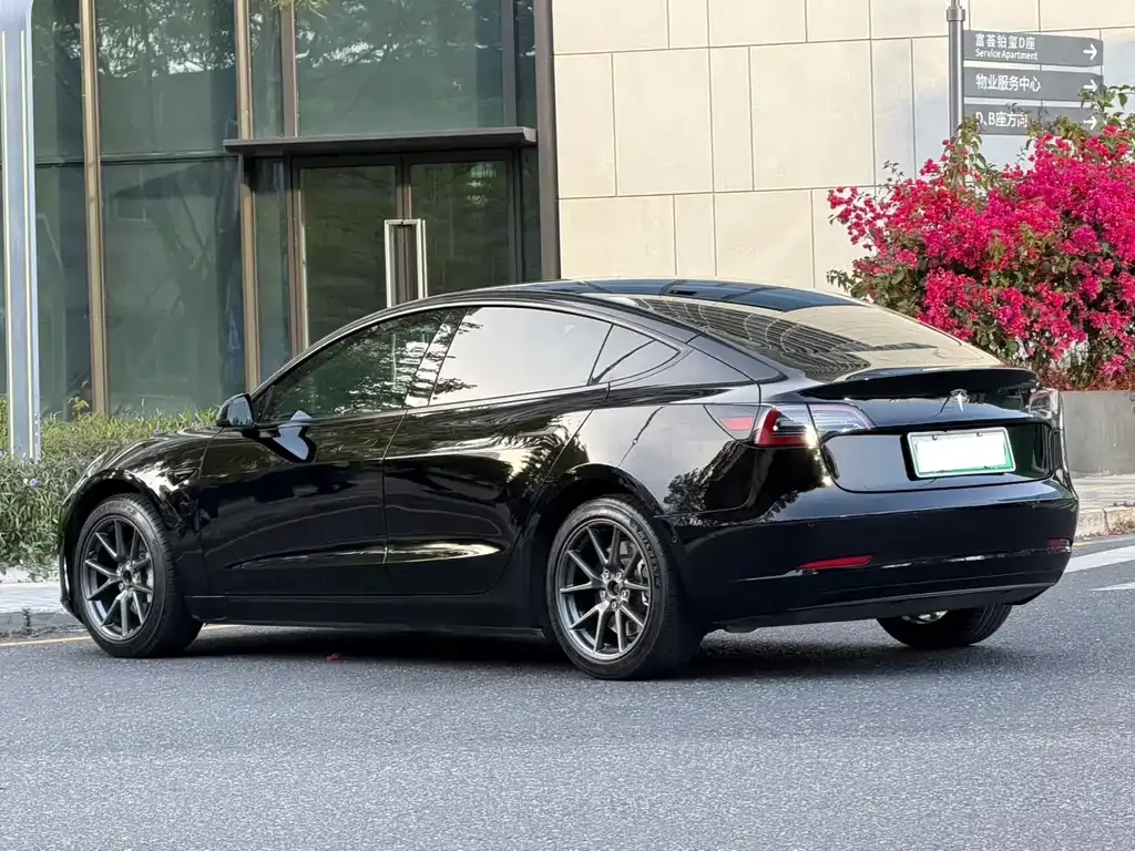 Tesla Model 3 — фото 9