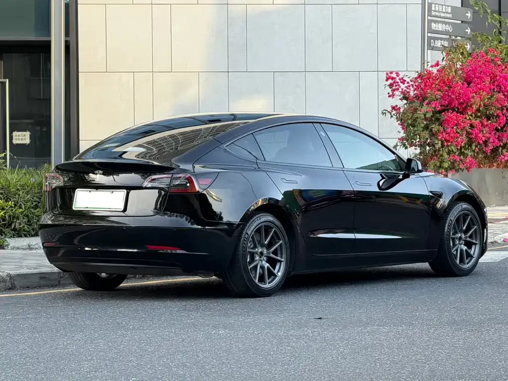Tesla Model 3 — фото 8