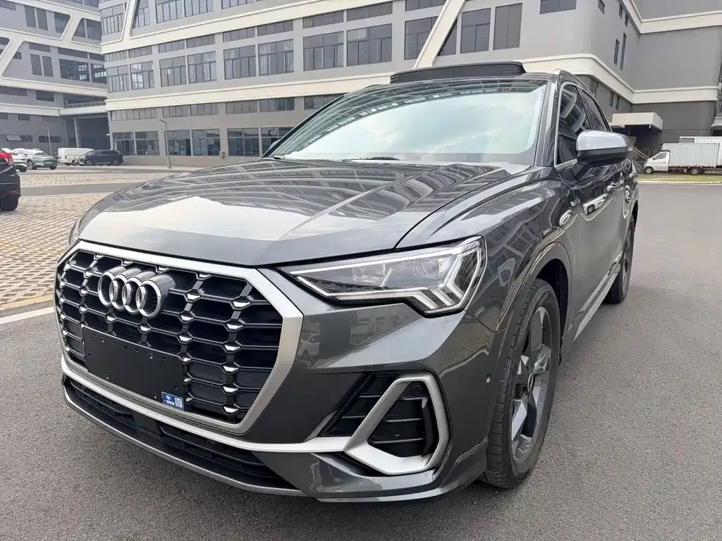 Audi Q3 — фото 1