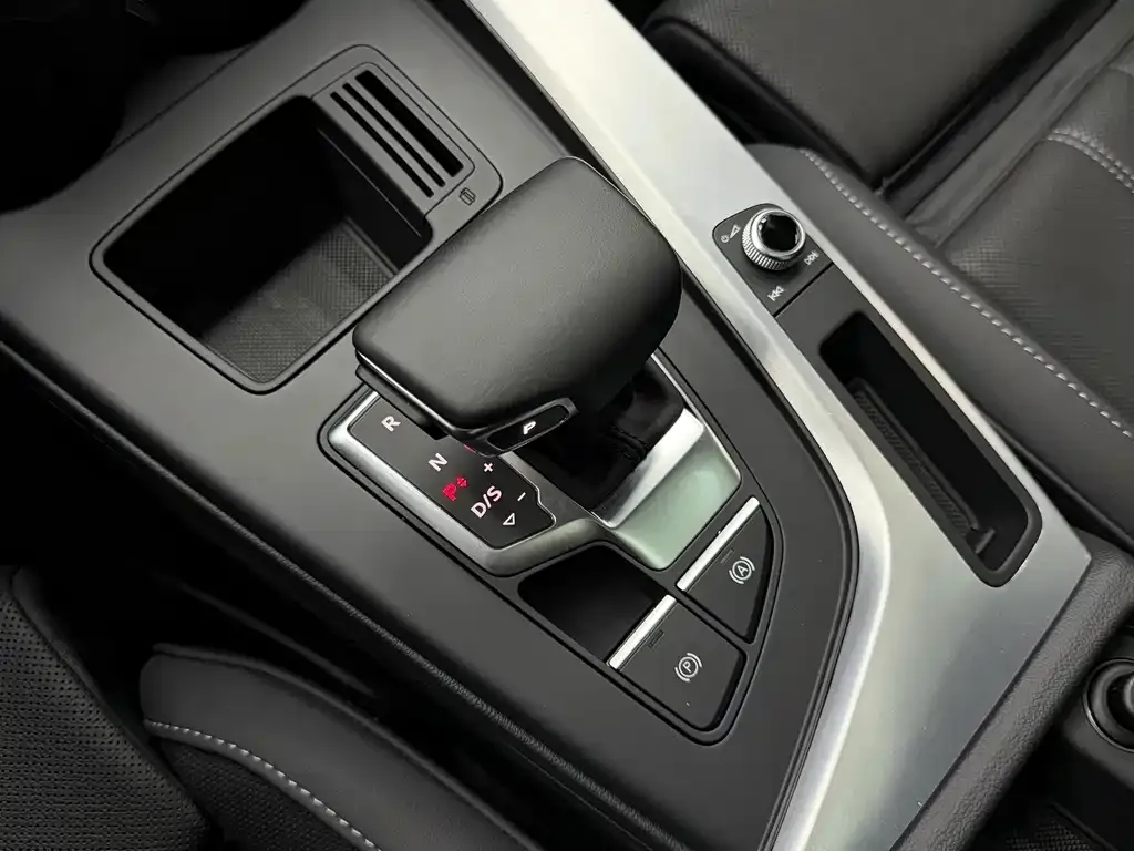 Audi A4L 2021 из CN, фото 2