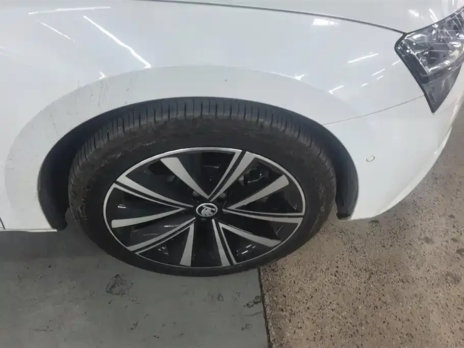 Skoda Superb — фото 8