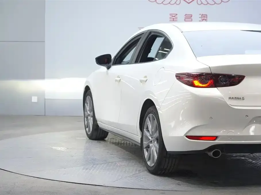 Mazda 3 Axela — фото 3