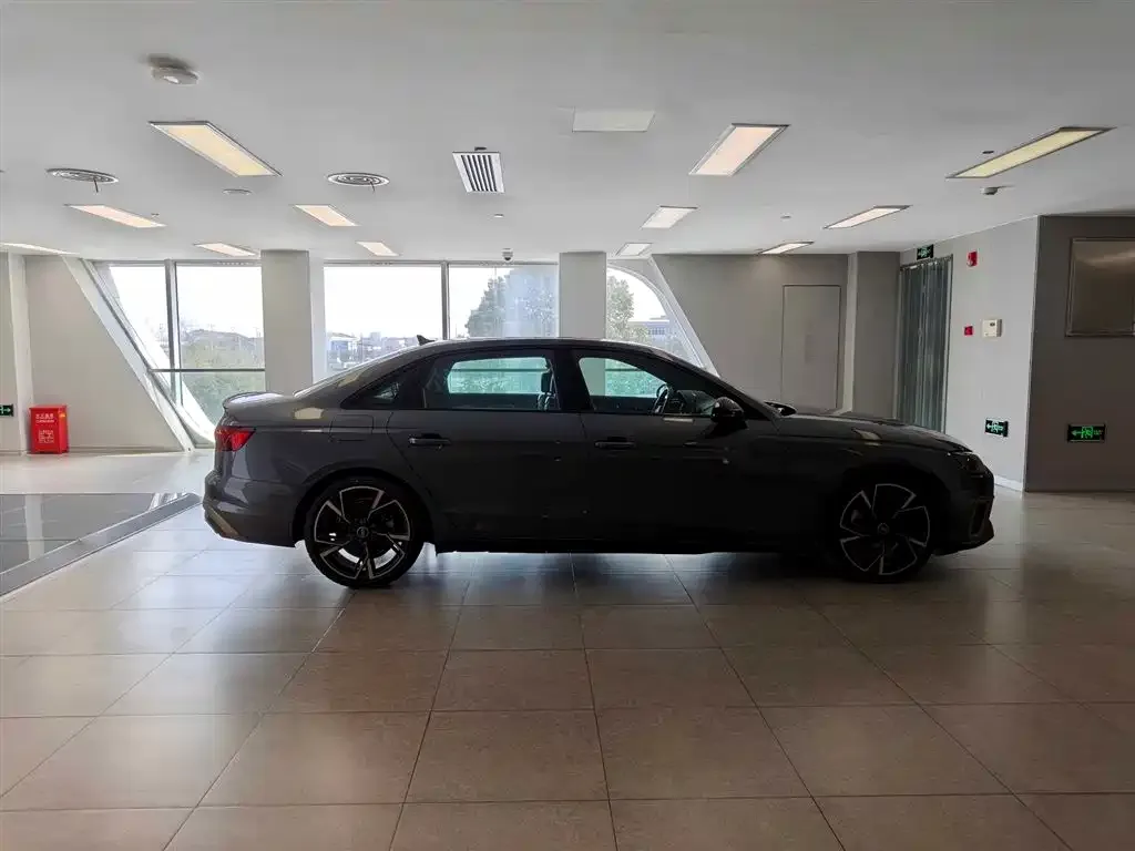 Audi A4L 2024 из CN, фото 4