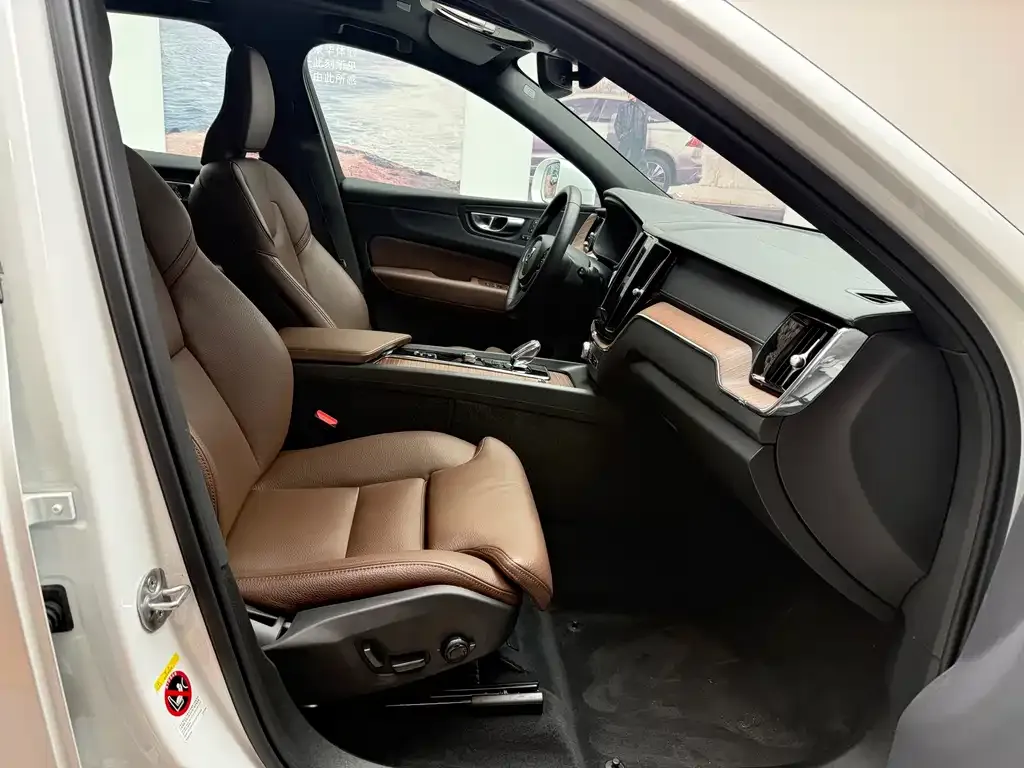 Volvo XC60 2025 из CN, фото 3