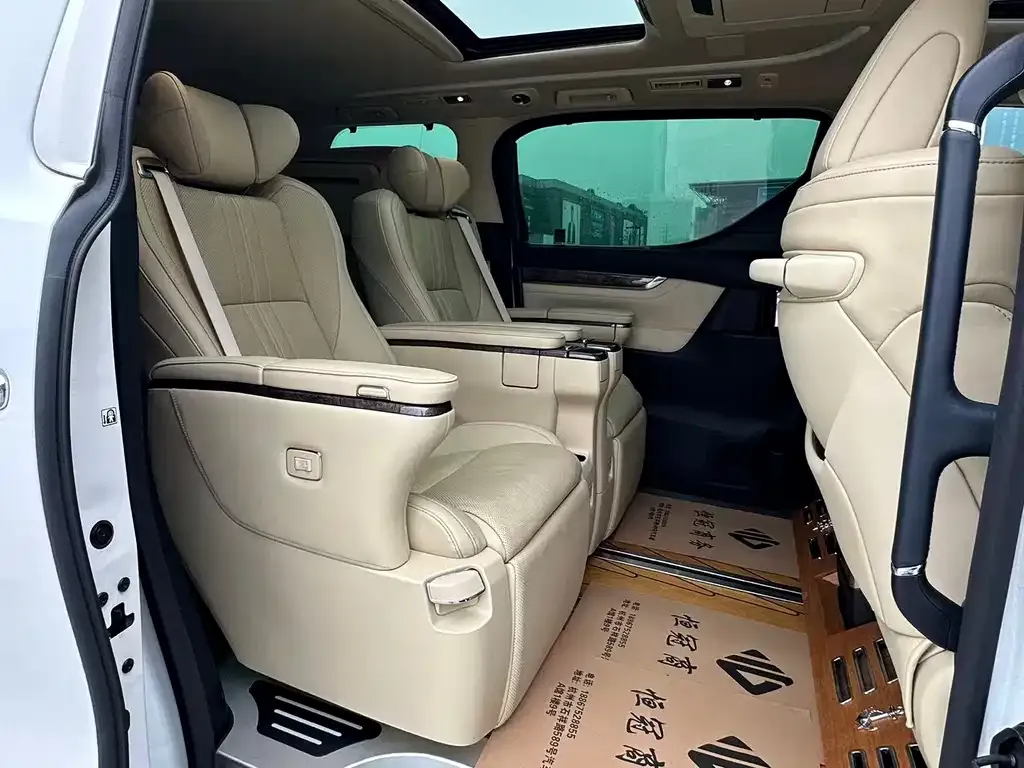 Toyota Vellfire — фото 2