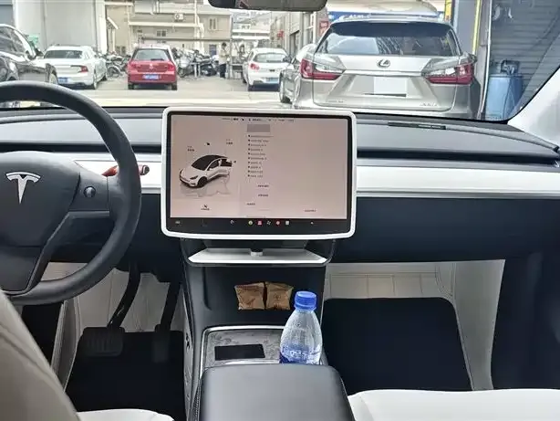 Tesla Model Y — фото 8