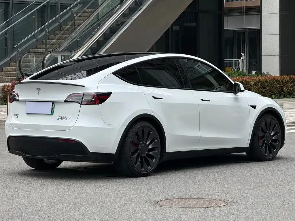 Tesla Model Y — фото 2