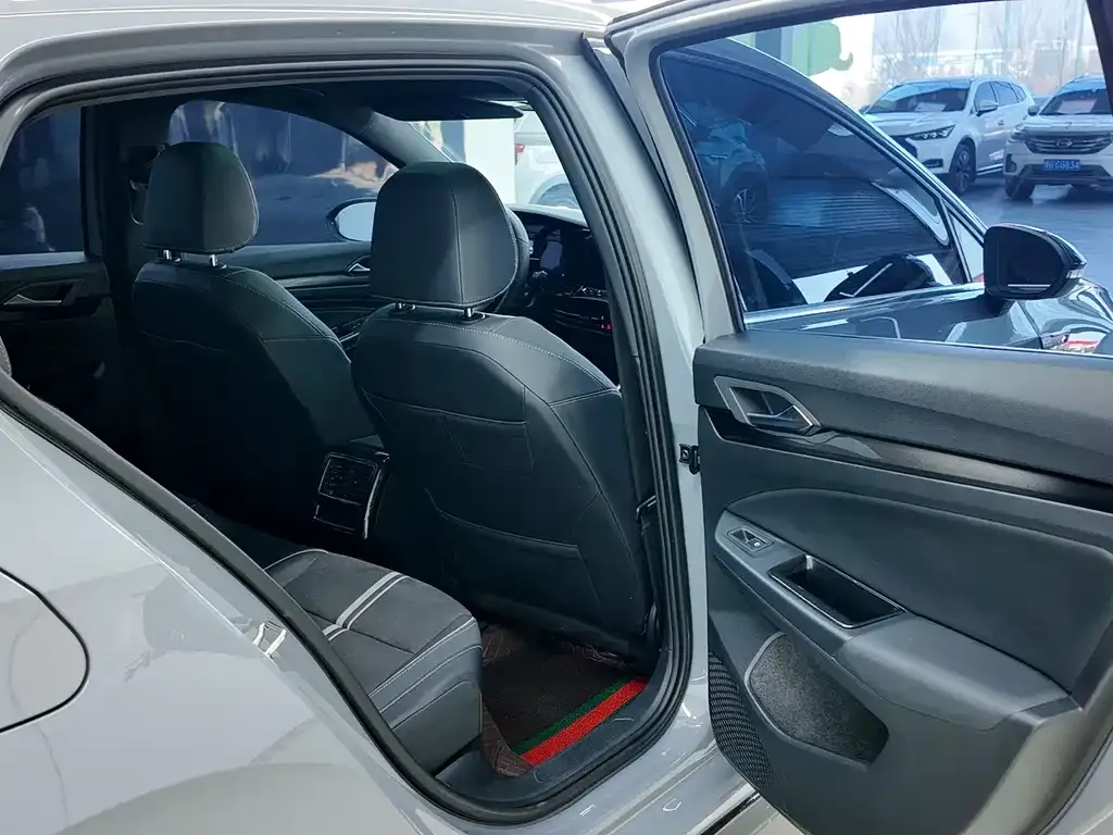 Volkswagen Golf 2024 из CN, фото 4